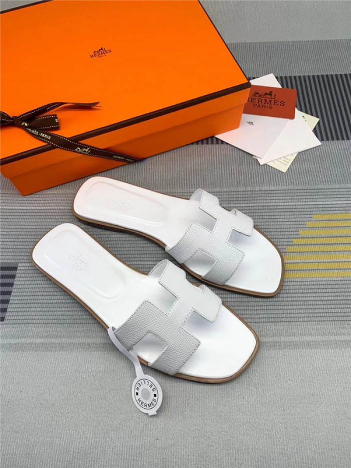 herme* sandal34