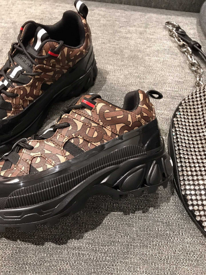 burber*y sneakers b000001